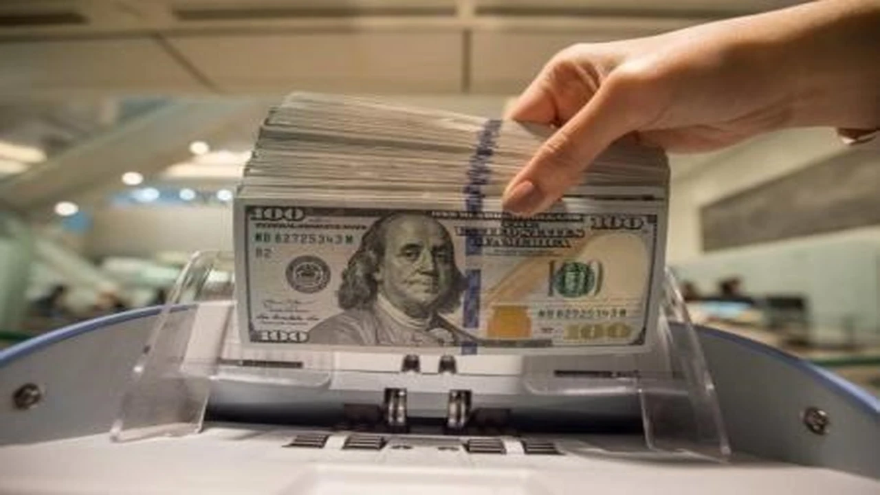 أسعار الدولار في بغداد وأربيل: تباين طفيف يثير التساؤلات.